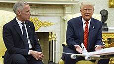Americký prezident Donald Trump (vpravo) s kanadským premiérem Markem Carneym v...