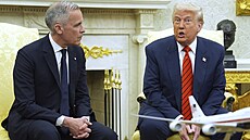 Americký prezident Donald Trump (vpravo) s kanadským premiérem Markem Carneym v...