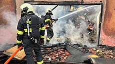 V �erném Dubu sho�el rodinný d�m. Ohe� likvidovaly profesionální i dobrovolné...