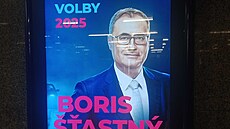 Ve stanicích praského metra visí volební plakáty s tváí praského volebního...