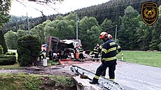 Na silnici mezi Valaskou Polankou a Prlovem spadl bagr z podvalníku. (8....