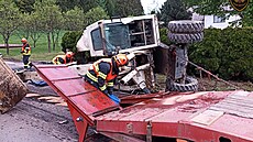 Na silnici mezi Valaskou Polankou a Prlovem spadl bagr z podvalníku. (8....