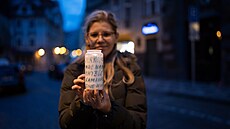 Lidé zapalují svíky za zemelého herce Jiího Bartoku ped jeho domem. (8....