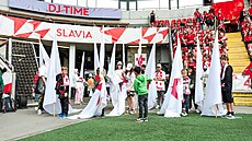 D�ti z d�tských domov� si v zápase proti Plzni u�ily role vlajkono��