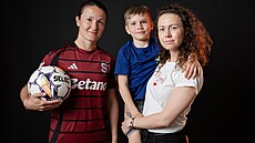Fotbalistka Sparty Eva Barto�ová se zapojila do kampan� Bojovnice ka�dý den.