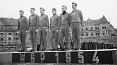 Vít�zné dru�stvo Závodu míru 1954. Zleva Jan Veselý, Jan Kubr, Vlastimil...