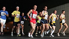 Maratontí bci zdolávají Tnovský tunel. Jinak zvaný Husákovo ticho. Jedno z...