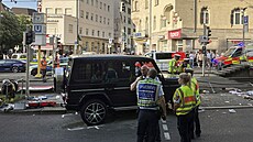 Policie a záchraná�i pracují na míst�, kde ve Stuttgartu najelo vozidlo do...