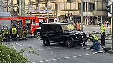 Policie a záchraná�i pracují na míst�, kde ve Stuttgartu najelo vozidlo do...