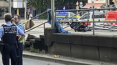 Záchraná�i pracují na míst�, kde ve Stuttgartu vozidlo najelo do skupiny lidí....