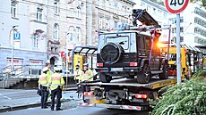 Auto, které najelo do lidí, je zaparkované na odtahovém voze. (2. kv�tna 2025)