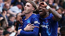 Cole Palmer z Chelsea (vlevo) se se spoluhrá�em Nonim Maduekem raduje z gólu...
