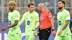 Polský rozhod�í Szymon Marciniak diskutuje v semifinále Ligy mistr� na Interu s...