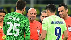 Polský rozhodí Szymon Marciniak v rozhovoru se svými krajany v dresu Barcelony...