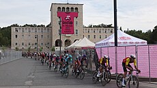 Peloton bhem úvodní etapy Gira v Albánii