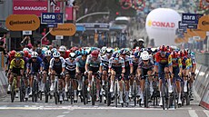 Peloton b�hem úvodní etapy Gira v Albánii