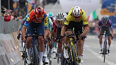 Dán Mads Pedersen (vlevo) a Belgi�an Wout van Aert v souboji o vít�zství v...