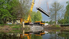 Dva betonové díly budoucího mostu, kadý o váze 15 tun, poloil ve áe pes...