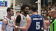 Jordan Brown si má co vysvtlovat s Tomáem Pomikálkem.