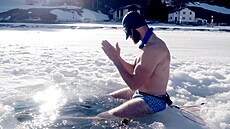 Ji�í Procházka, zápasník MMA, se p�ipravuje na plavání pod ledem.