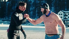 Ji�í Procházka (vpravo) d�kuje Davidu Venclovi, �e ho p�ipravil na plavání pod...