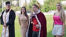 Korunovaný éf ústeckých fotbalových Viagem ultras mluví k divákm, vedle nj...
