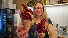 A je natoeno. emeslná zmrzlina, tentokrát s pichutí erného rybízu a slaného...