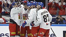 etí hokejisté se radují z gólu do sít Finska na eských hrách v Brn.