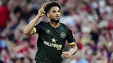 Kevin Schade z Brentfordu slaví gól do sít� Nottinghamu.