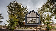 Prosklená �títová st�na chaletu v Kru�ných horách prozrazuje, �e majitelé se...