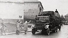 Ob�ané Tluma�ova vítají rumunskou armádu 6. kv�tna 1945.