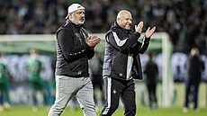 Slávistický trenér Jindich Trpiovský (vlevo) po výhe nad Bohemians. Vedle...