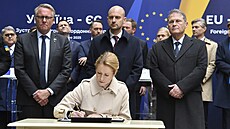 Kaja Kallasová a ministi zahranií EU podepisují ve Lvov dohodu o dalí...
