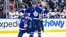 Mitch Marner (16) a Chris Tanev (8) z Toronto Maple Leafs oslavují gól.