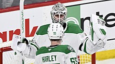 Jake Oettinger (29) a Thomas Harley (55) slaví výhru Dallas Stars.