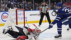 Sergej Bobrovskij z Florida Panthers zasahuje v zápase s Toronto Maple Leafs...