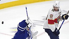 Joseph Woll z Toronto Maple Leafs vyráí puk v zápase s Florida Panthers, cloní...
