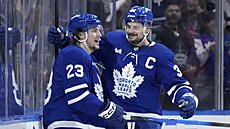 Matthew Knies (23) a Auston Matthews (34) slaví gól Toronto Maple Leafs.