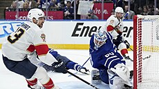 Joseph Woll z Toronto Maple Leafs zasahuje v zápase s Florida Panthers proti...