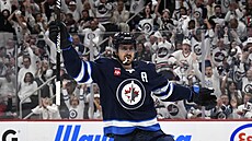 Mark Scheifele z Winnipeg Jets se raduje z gólu.