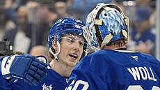 Mitch Marner (16) a Joseph Woll (60) slaví výhru Toronto Maple Leafs.