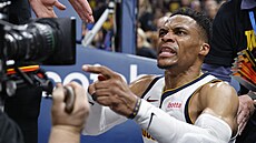 Russell Westbrook z Denver Nuggets se pe s publikem v hale Oklahoma City...