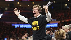 Fanouek Oklahoma City Thunder se raduje z výkonu svého týmu.