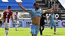 Jan �ezní�ek z Chrudimi se raduje po vít�zném gólu na �i�kov�.