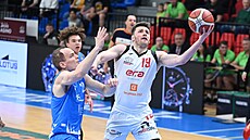 Ondej Sehnal z Nymburka zakonuje na ko Olomoucka kolem Dominika áka.