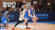 Dean Keeler (vpravo) z Olomoucka se tlaí ke koi Nymburka, brání ho Christian...