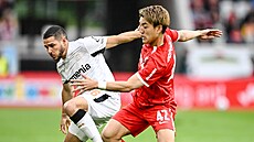 Emiliano Buendia (vlevo) z Leverkusenu a Ricu Doan z Freiburgu bojují o mí�.