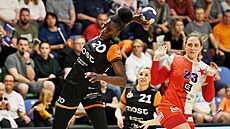 Rossana Mateusová z Mostu pálí, vpravo Angela Jankulovská ze Slavie.