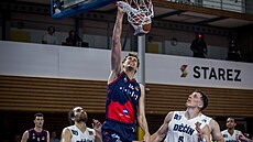 Adam Kejval z Brna smeuje do koe Dína kolem Isaaca Davidsona a Tomáe...