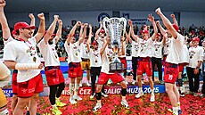 Volejbalisté z týmu Lvi Praha slaví zisk eského titulu.